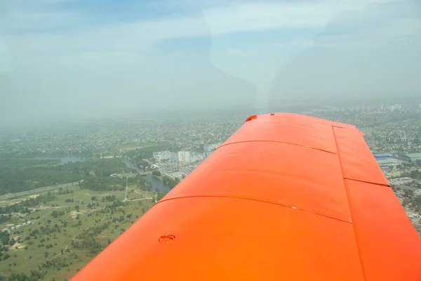 飛行機から撮影し 鳥の目線でウクライナのドニプロ市を撮影し 飛行機から都市を撮影する — ストック写真