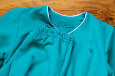 Eski bir hemşire kıyafeti ahşap bir masada, Ukrayna 'da bir sağlık görevlisinin üniforması, bir doktor üniforması.