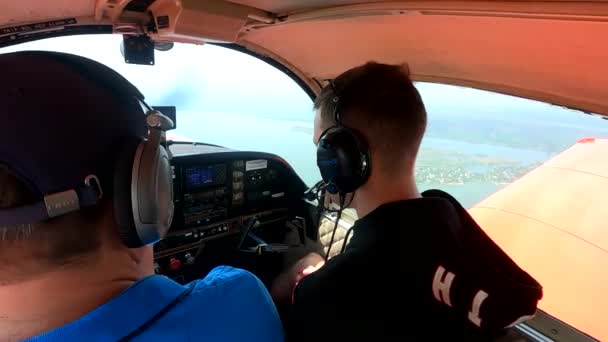 ウクライナDnipro 2021 小型プライベートジェットで市内を飛行 パイロットと航空機のキャビンからの乗客の眺め 飛行機での飛行 — ストック動画