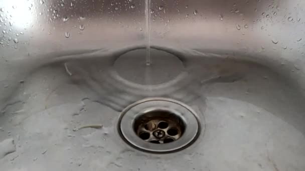 Eau Coule Robinet Dans Évier Cuisine Gros Plan Sur Évier — Video