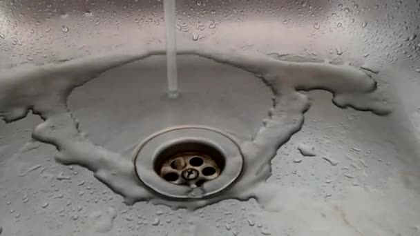 Scorre Acqua Dal Rubinetto Nel Lavello Della Cucina Primo Piano — Video Stock