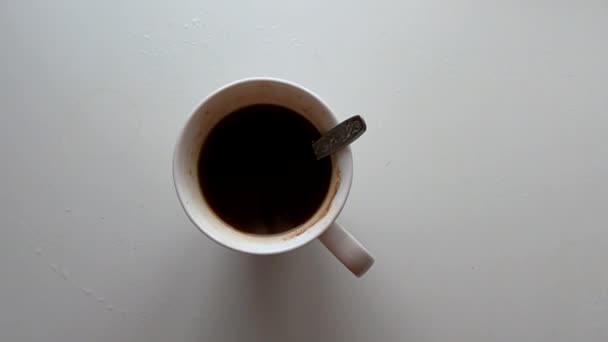 Taza Blanca Con Café Caliente Encuentra Una Mesa Blanca Luz — Vídeo de stock