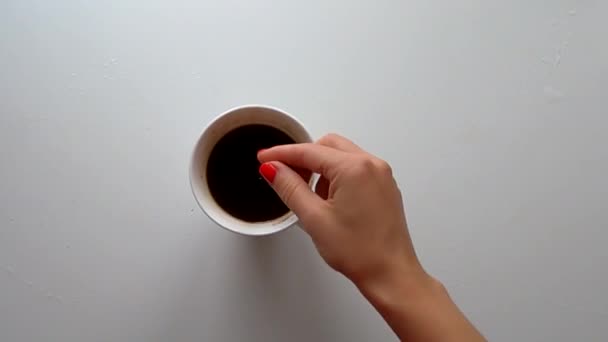 Mano Femenina Revolviendo Una Cucharada Café Una Taza Blanca Con — Vídeo de stock