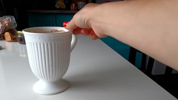 Mão Feminina Mexendo Uma Colher Café Uma Xícara Branca Com — Vídeo de Stock