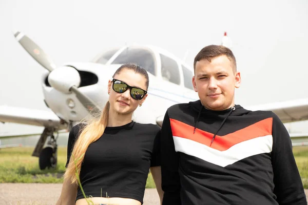 Jovem Homem Mulher Sentar Grama Fundo Velho Avião Pequeno Aeródromo — Fotografia de Stock