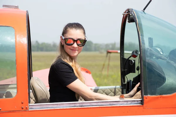 Mädchen Steuer Eines Viersitzigen Flugzeugs Auf Einem Flugplatz Der Ukraine — Stockfoto