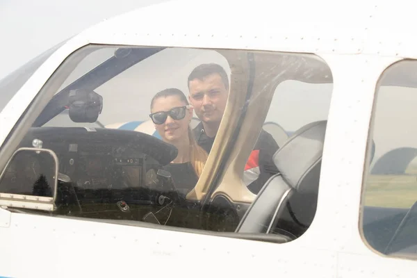 Homme Une Fille Regardent Travers Verre Avion Aérodrome Ukraine Dans — Photo