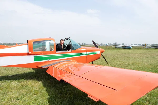 ドニプロ市内のウクライナの飛行場で四人乗りの飛行機を運転し飛行機を運転する男 — ストック写真
