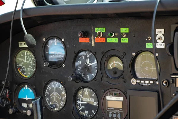 Cockpit Eines Alten Kleinflugzeugs Aus Nächster Nähe — Stockfoto
