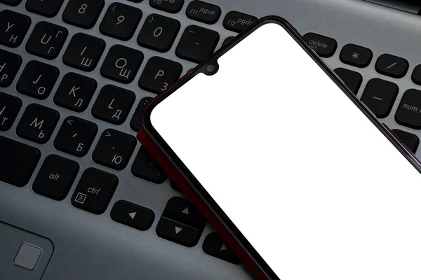 Ноутбук Білим Екраном Сенсорний Екранний Телефон Столі Темній Кімнаті Крупним — стокове фото