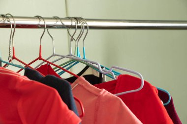 Çeşitli kadın kıyafetleri askı, kadın kıyafetleri, moda, mağazadaki kıyafetler dolapta bir çubuğa asılı.