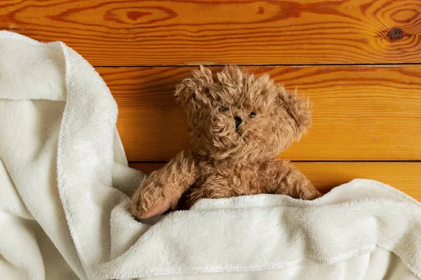 Teddy Brown Bear Lies White Blanket Wooden Background Close Soft — Zdjęcie stockowe