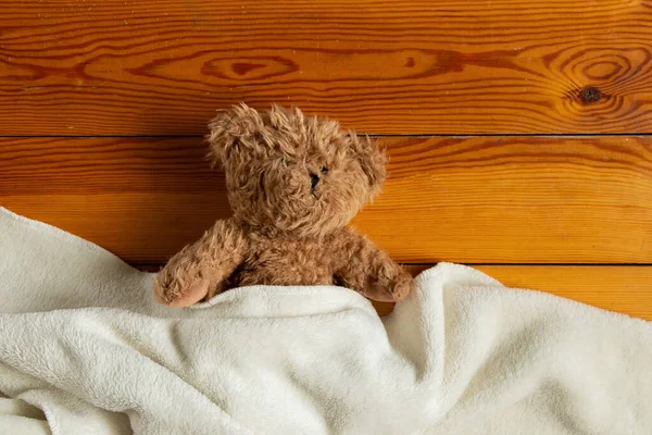 Тедди Бурый Медведь Лежит Белом Одеяле Деревянном Фоне Крупным Планом — стоковое фото