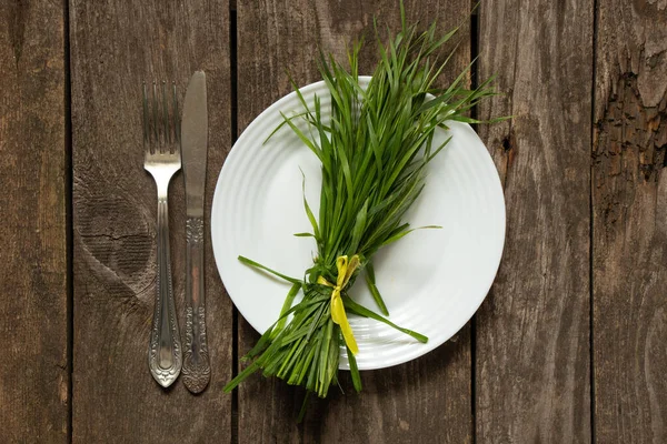 Piatto Bianco Con Mazzo Erbe Verdi Vecchio Tavolo Legno Dieta — Foto Stock