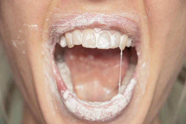 Vrouwelijke Tanden Tandpasta Poetsen Tanden Close — Stockfoto