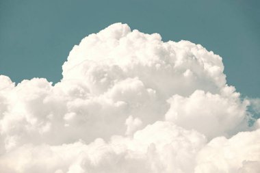 Güneşli bir günde arka plan olarak bulutlu bir gökyüzü