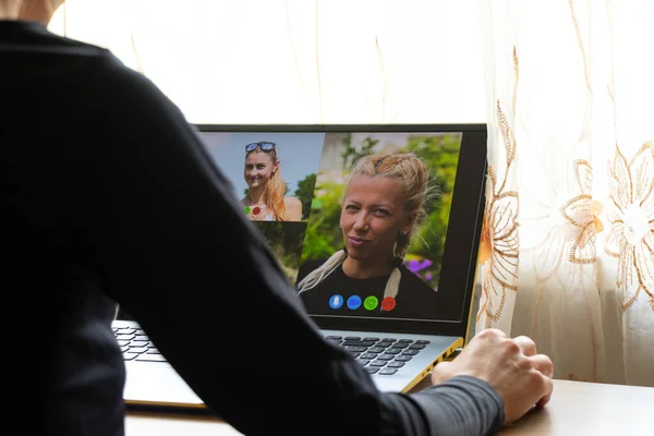 Girl Home Communicates Laptop Video Communication Video Communication Laptop Computer — Stock Photo, Image