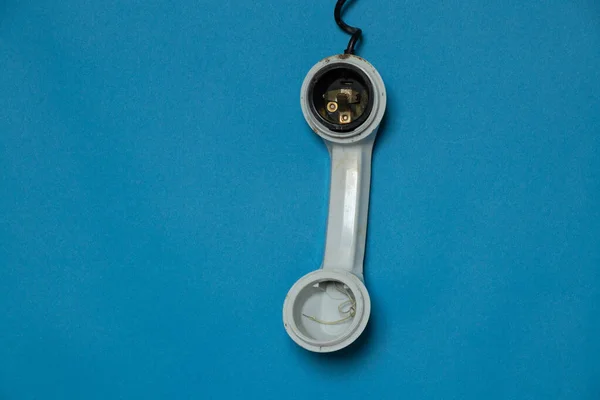 Παλιός Σπασμένος Τηλεφωνικός Δέκτης Στο Καλώδιο Ζυγίζει Μπλε Απομονωμένο Υπόβαθρο — Φωτογραφία Αρχείου