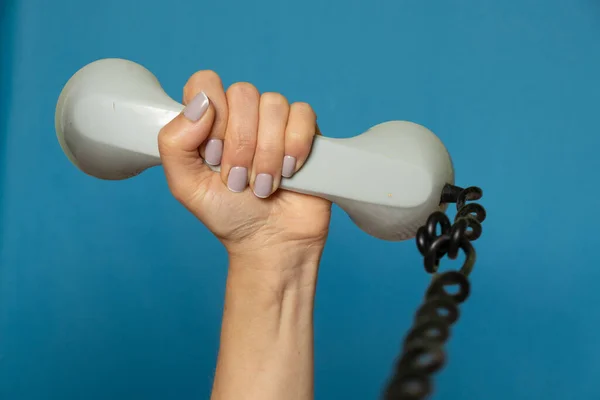 Mão Feminina Segurando Receptor Telefone Quebrado Velho Fio Fundo Isolado — Fotografia de Stock