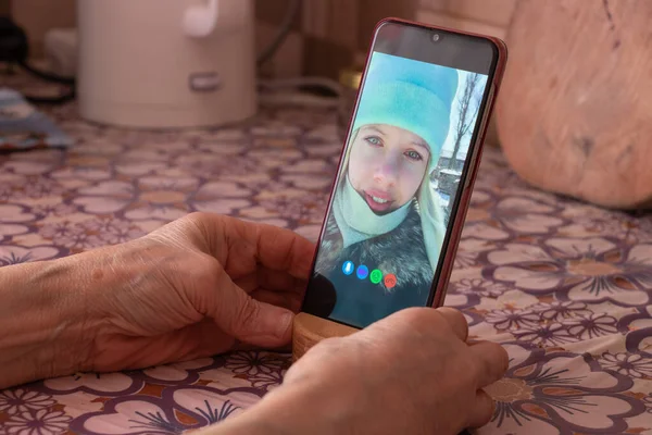 Una Joven Está Hablando Una Videollamada Desde Teléfono Con Familia — Foto de Stock