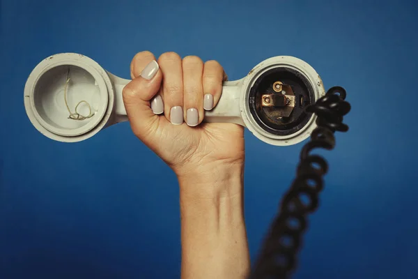 Mano Femminile Che Tiene Vecchio Ricevitore Telefonico Rotto Filo Uno — Foto Stock