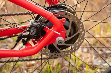 Ukrayna Dnipro 08.05 .2021 - doğadaki bir parkta duran yeni kırmızı elektrikli bisiklet, yeni teknolojiler