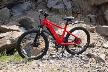 Ukrayna Dnepr 08.05 .2021 - yeni bir kırmızı elektrikli bisiklet taş ocağında duruyor, yeni teknolojiler