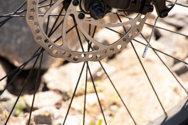 Ukrayna Dnepr 08.05 .2021 - yeni bir kırmızı elektrikli bisiklet taş ocağında duruyor, yeni teknolojiler