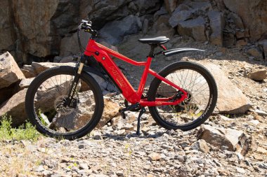 Ukrayna Dnepr 08.05 .2021 - yeni bir kırmızı elektrikli bisiklet taş ocağında duruyor, yeni teknolojiler