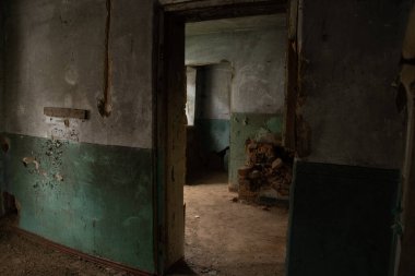 Eski terk edilmiş bir bina. Penceresi ve kapısı olmayan karanlık. Ukrayna 'da yıkılmış bir bina.