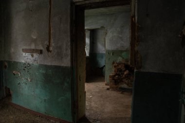 Eski terk edilmiş bir bina. Penceresi ve kapısı olmayan karanlık. Ukrayna 'da yıkılmış bir bina.