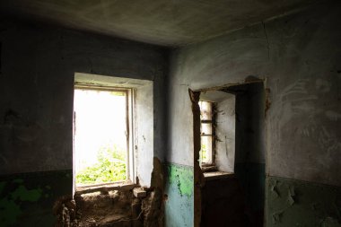 Eski terk edilmiş bir bina. Penceresi ve kapısı olmayan karanlık. Ukrayna 'da yıkılmış bir bina.