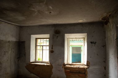 Eski terk edilmiş bir bina. Penceresi ve kapısı olmayan karanlık. Ukrayna 'da yıkılmış bir bina.