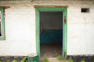 Eski terk edilmiş bir bina. Penceresi ve kapısı olmayan karanlık. Ukrayna 'da yıkılmış bir bina.