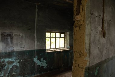 Eski terk edilmiş bir bina. Penceresi ve kapısı olmayan karanlık. Ukrayna 'da yıkılmış bir bina.