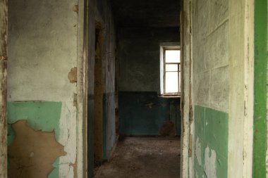 Eski terk edilmiş bir bina. Penceresi ve kapısı olmayan karanlık. Ukrayna 'da yıkılmış bir bina.