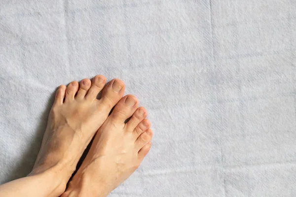 Ноги Оголеної Молодої Дівчини Білому Підлозі Жіночі Ноги Ізольованому Фоні — стокове фото