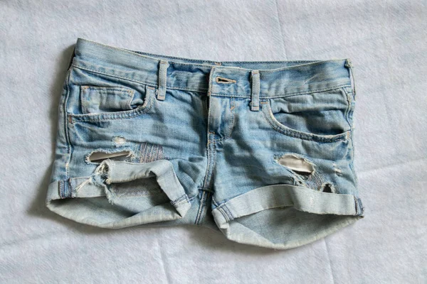Calções Femininos Jeans Mentir Sobre Fundo Branco Roupas Femininas Shorts — Fotografia de Stock