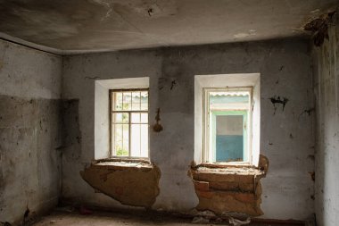 Eski terk edilmiş bir bina. Penceresi ve kapısı olmayan karanlık. Ukrayna 'da yıkılmış bir bina.