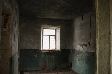 Eski terk edilmiş bir bina. Penceresi ve kapısı olmayan karanlık. Ukrayna 'da yıkılmış bir bina.