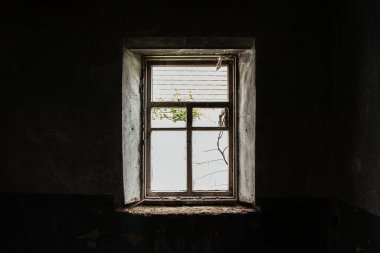 Eski terk edilmiş bir bina. Penceresi ve kapısı olmayan karanlık. Ukrayna 'da yıkılmış bir bina.