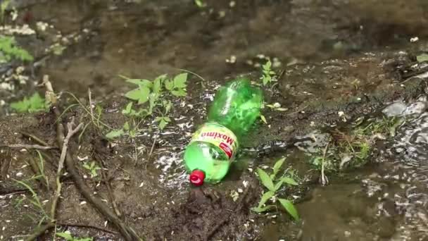 Plastic Green Bottle Lies River Environmental Pollution Garbage River Ukraine — Stock Video