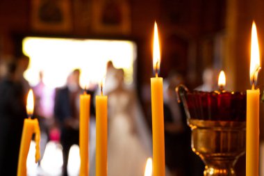 Kilisedeki karanlıkta mum alevi, yanan mum, din