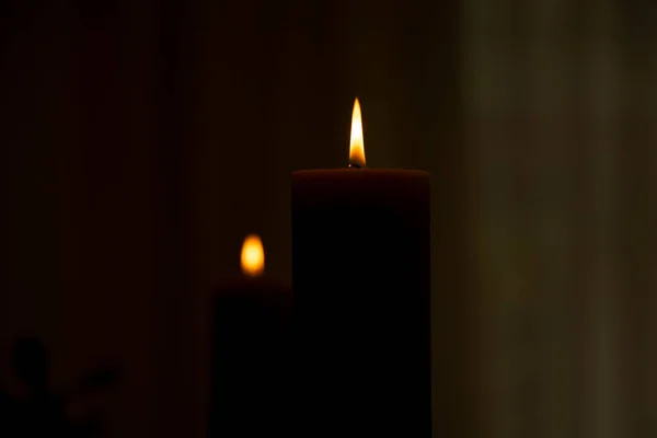 Kilisedeki Karanlıkta Mum Alevi Yanan Mum Din — Stok fotoğraf