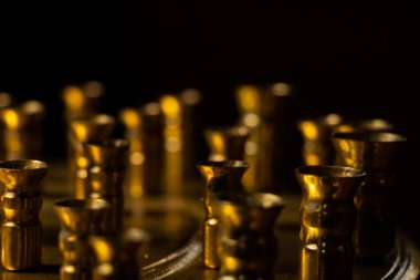 Kilisenin şamdanları karanlıkta mumsuz, kilisesiz ve rijisiz.