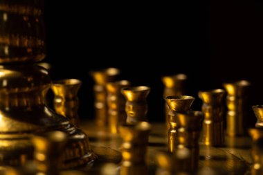 Kilisenin şamdanları karanlıkta mumsuz, kilisesiz ve rijisiz.