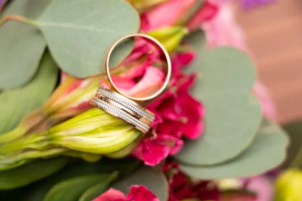Bruiloft Gouden Ringen Van Bruid Bruidegom Liggen Achtergrond Van Een — Stockfoto