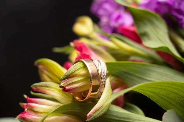 Bruiloft Gouden Ringen Van Bruid Bruidegom Liggen Achtergrond Van Een — Stockfoto