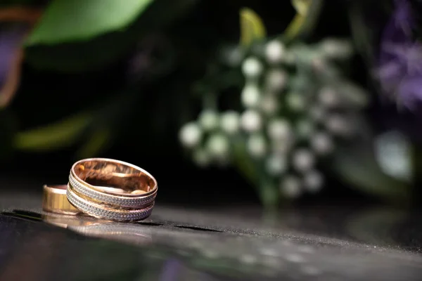 Zwei Goldringe Auf Dunklem Spiegelhintergrund Goldringe Hochzeit — Stockfoto