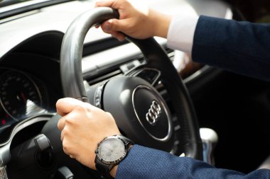 Ukrayna Dnipro 05.06.2021 - erkek elleri Audi arabasının direksiyonunda, arabadaki adam